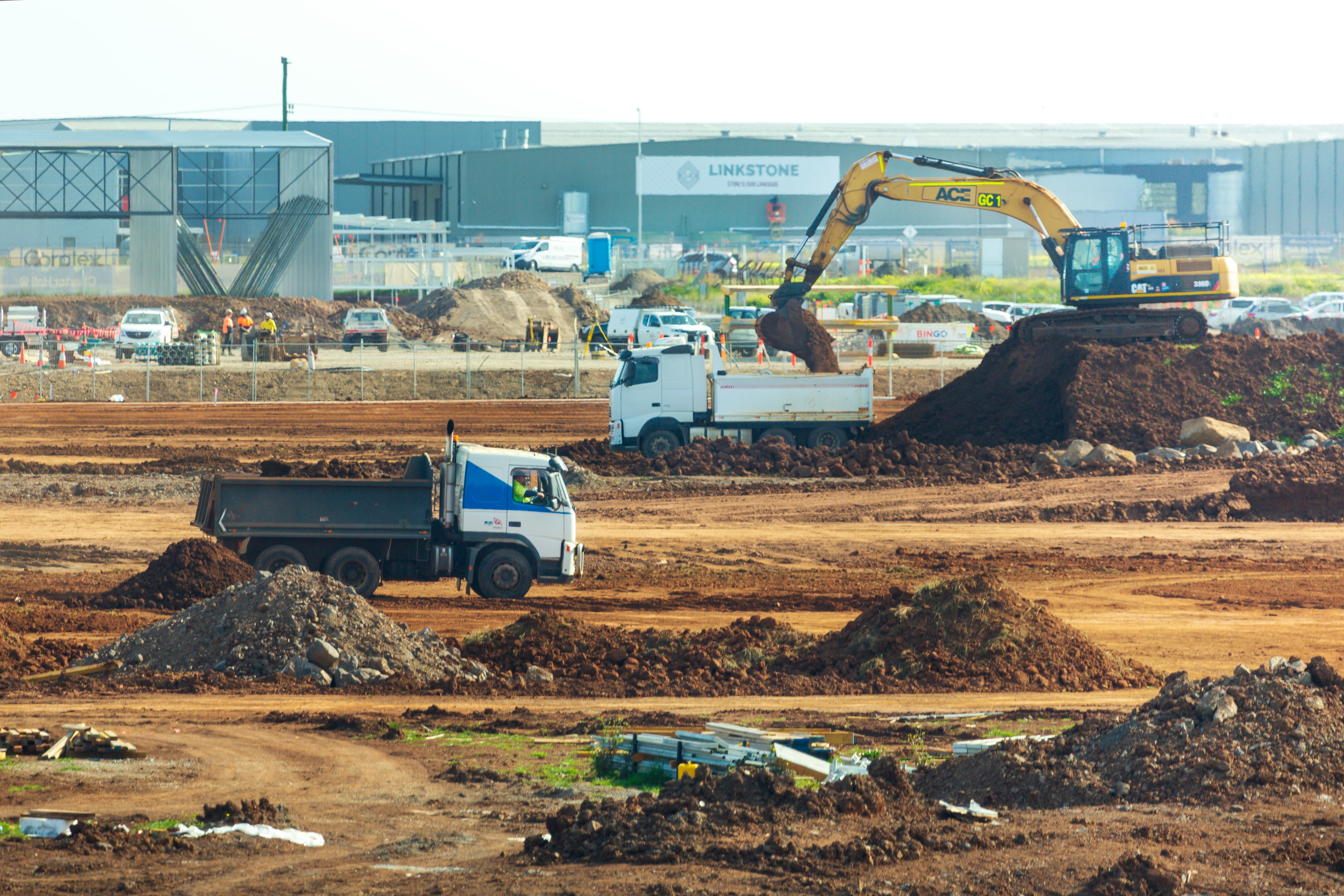 Maquinaria de terracería industrial en obra de movimiento de tierras en Querétaro